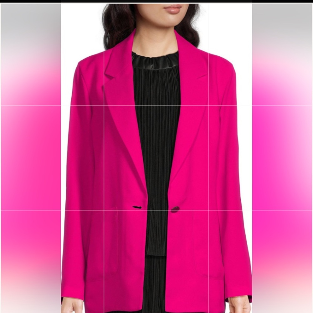 This oversized blazer is designed in a one-button with front patch